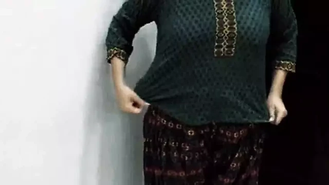 Dul ateşli ve seksi altın kadın hishot ve seksi vücut ve güzel bobbs ve memelerle zevk aldı