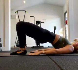 Frankie köprüsü evde yoga yapıyor, mükemmel vücut 03