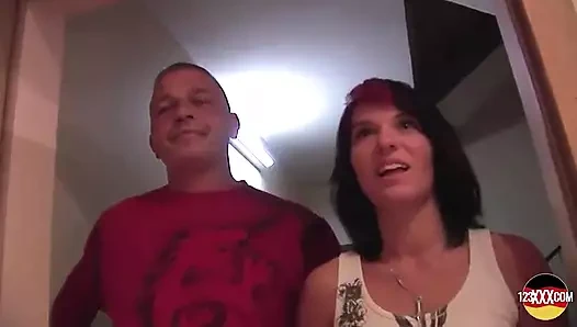 Bu azgın sürtük bir yarağı nasıl kıracaklarını biliyor