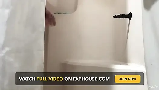 Orta yaşlı seksi kadın duşta kendimle oynuyor