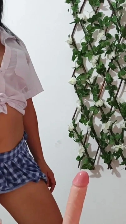Modelliğin başlangıcı!! KıSA ETEKLI SEKSI ÖĞRENCI LEZZETLI OTURMAYı TEST EDIYOR | Klip 1