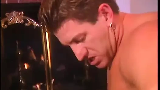 Azgın esmer sert yarağına biniyor