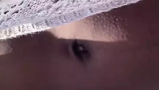 Sıcak abanoz yürür çıplak açık havada