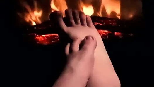 Sana güzel bir ateşli ayakla mastürbasyon yapmak için ayaklarımı ısıtıyor