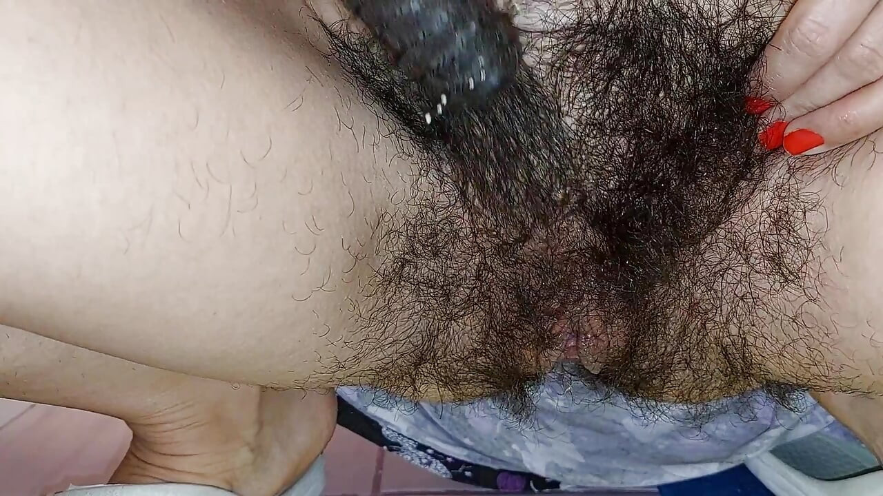 Ateşli anne kıllı amcığını kesiyor, büyük memeler, büyük meme uçları. Seksi latin amcığını tıraş ediyor, kıllı göt, büyük memeler, uzun saç.