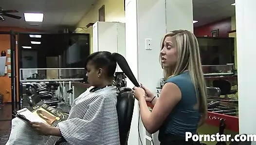 Seksi sarışın Malia Kelly j strokes'ın siyah yarağını emiyor