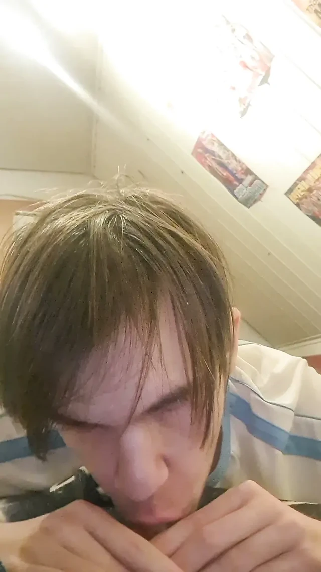 Yeni başlayan femboy dildoyu derin alabiliyor çünkü emmek için