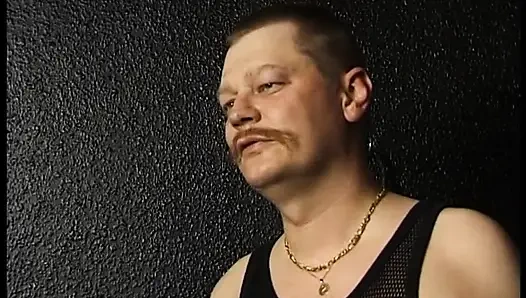 İtaatkar iri güzel kadın kırbaçlanıyor ve memelerini erkek egemenliği tarafından sikiliyor