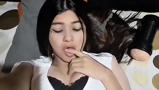 Azgın kız seks oyuncağıyla mastürbasyon yapıyor, gerçek ev yapımı