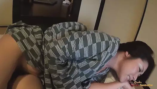 İki esmer sürtük yarak emdikten sonra üçlü seks