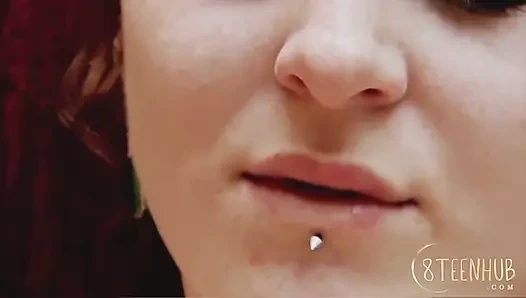 8teenhub - dik memeli, sütlü tenli kızıl saçlı iki vibratörle kanepede boşalıyor