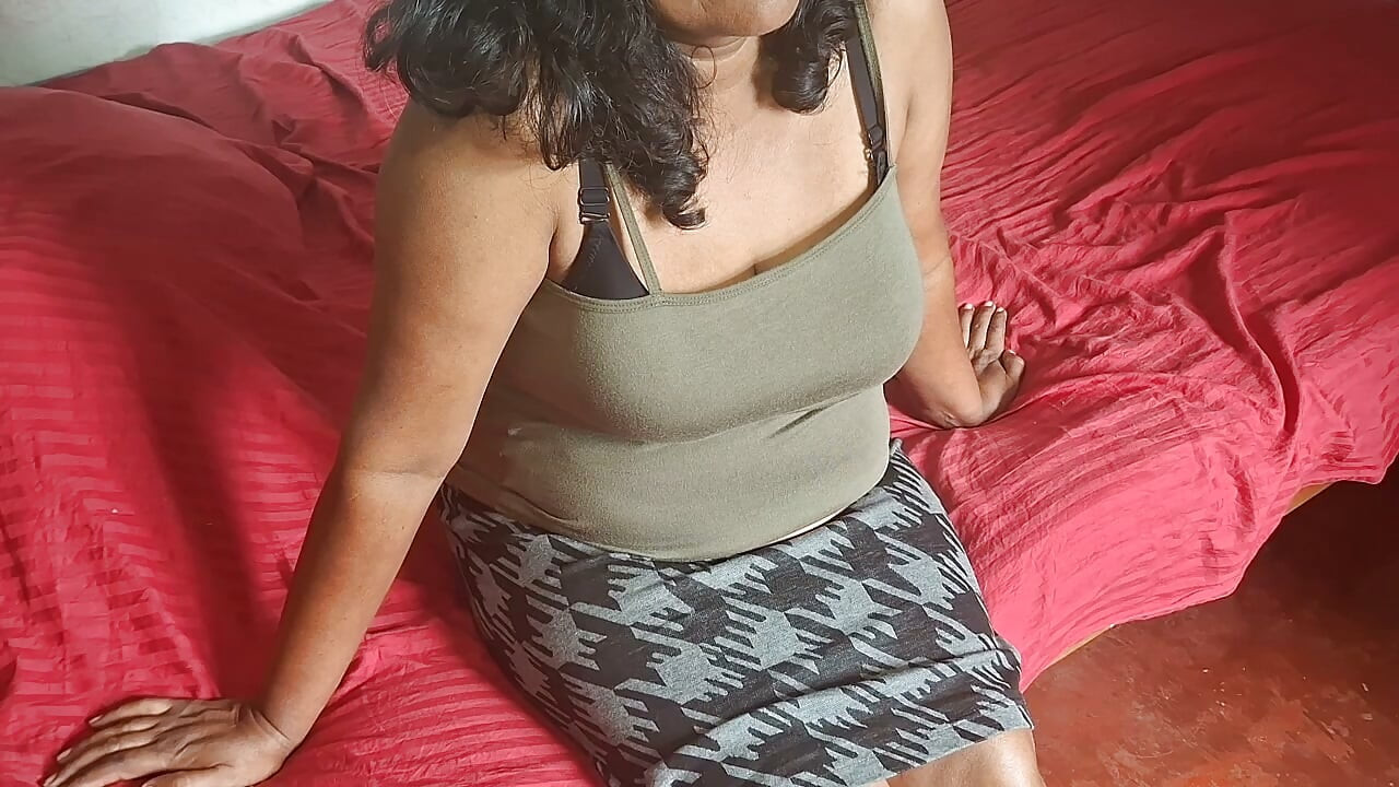 Üvey anne seksi kıyafetler deniyor, mükemmel vücudunu baştan çıkarıyor MILF