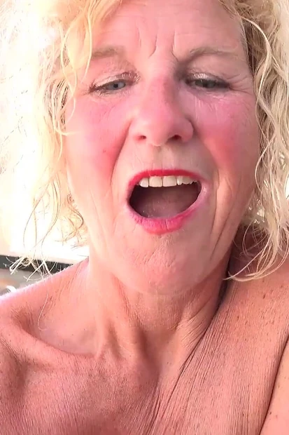 Грудастая зрелая милфа миссис сосет твой член в отпуске (видео от первого лица)