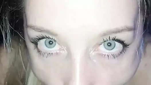 Sikimi çok tatlı bir şekilde emiyor ve amına boşalıyorum