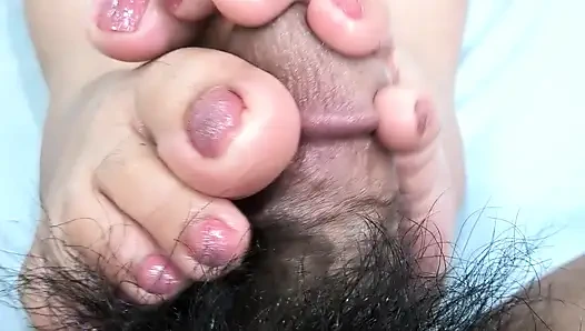 Büyük ayak parmakları dölünü azdırana kadar ayak parmakla muamele onun dölünü azdırıyor