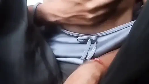 Üniversiteli kızlar büyük göğüslerini parmaklıyor