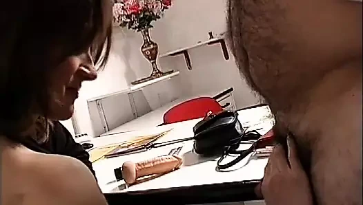 Genç erkek delisi her zaman edepsiz ve ahlaksız bir zengini sikmeye hevesli