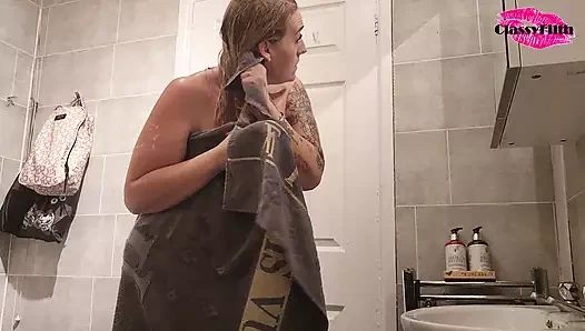 Sıcak anne filmler kendini banyodan çıkıyor ve hazırlanıyor