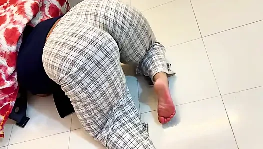 Büyük yuvarlak götlü Müslüman seksi üvey anne çay masasının içine sıkıştı ve yabancıdan anal sikiş istiyor - geniş amcık