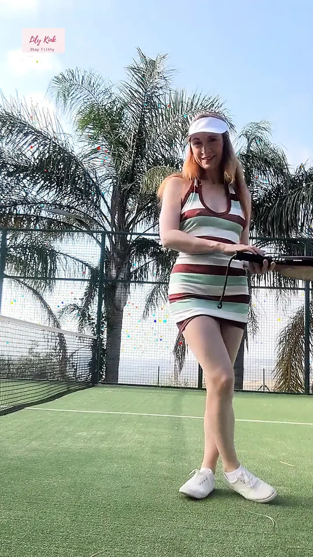 Bakış açısı edepsizce konuşan yüze oturan tenis kortu orta yaşlı seksi sürtük