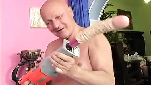 Renkli saçlı ateşli kız sapık üçlü sekste sikişme makinesinin tadını çıkarıyor