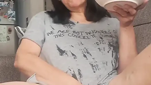 Orta yaşlı seksi kadın yemek yerken bacaklarını açıyor