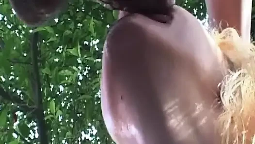 Olgun orta yaşlı seksi kadınlar açık havada sakso çektikten sonra kalın dölü paylaşıyor