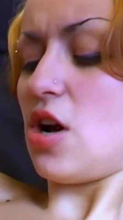 Krystal Wallas sekreterlik işini almak için ofiste sikiliyor - yeniden düzenlendi | Klip 2