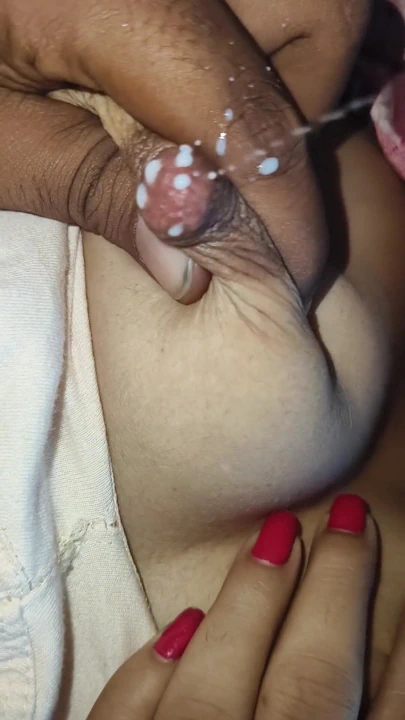 Ateşli Hintli evli kadın ayakla muamele çekiyor ve emiyor ve kocası parmaklıyor. | Klip 1