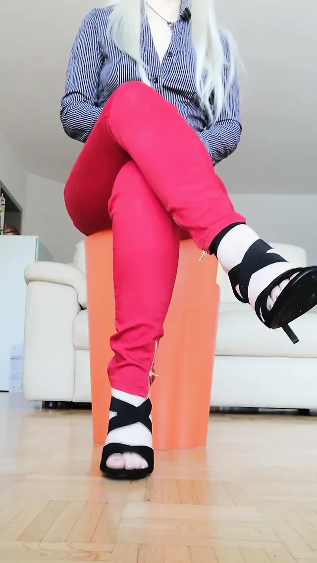 Raven Toe-tapping with Crossed Legs Red Jeans and High-heeled Sandals