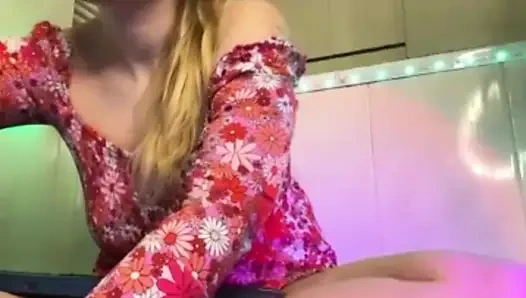 Jucielussie doğal büyük memelerle oynuyor