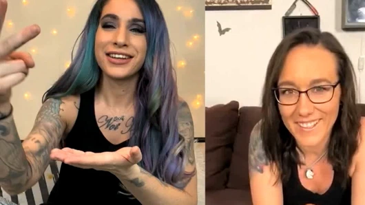 Farklı yerlerdeyken striptiz oyunu oynuyor