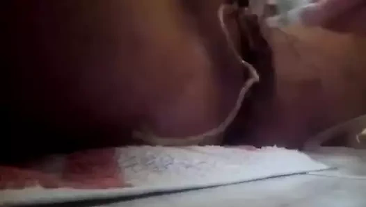 Mastürbasyon yapan kaltak fışkırtıyor ve elektro meme ucu işkencesi