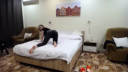 Deri taytlı genç kız