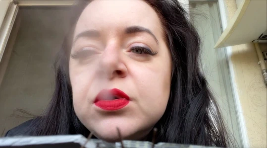 Yaramaz mitress lara sigara içiyor ve vapes yapıyor ve kendine dokunuyor