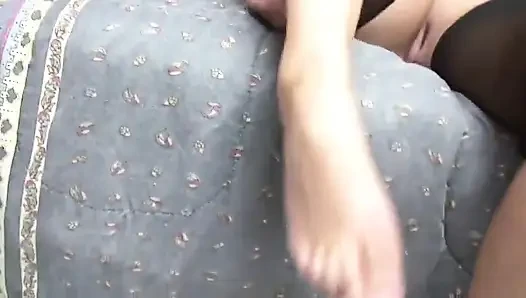 Sarışın kaltak tıraşlı amına karşı külotlu çorapla mastürbasyon yapıyor