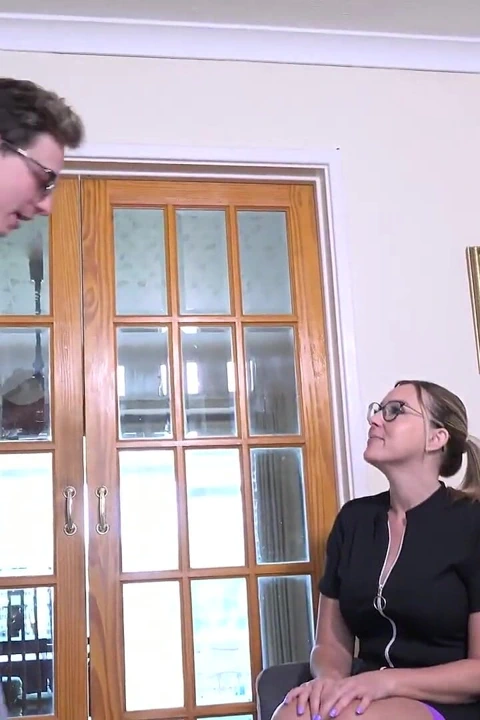 Auntjudysxxx - büyük memeli İngiliz öğretmen Charlie Rae başarısız öğrencisini sikiyor