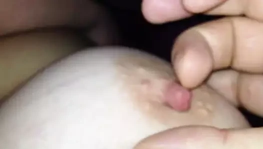 Karısının meme ucuyla oynamak