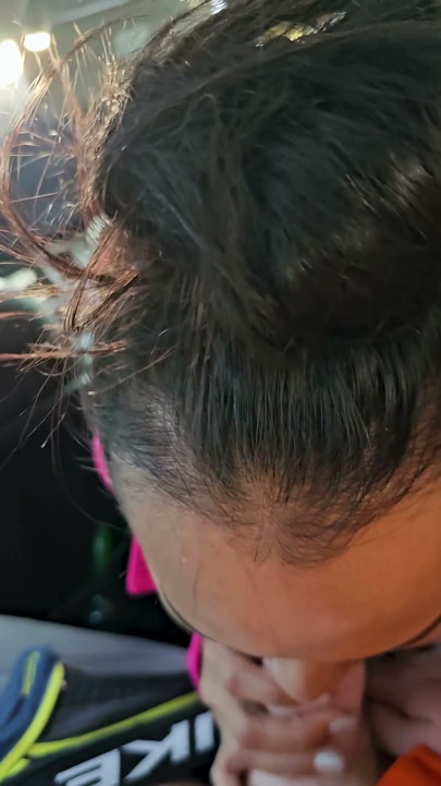 Azgın ve büyük memeli Asyalı orta yaşlı seksi sürtük tarafından arabada halka açık bakış açısı | Klip 1