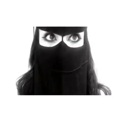 Jeune femme arabe en Hijab avec des yeux sexy 2