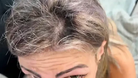 Yaramaz sarışın sikimi çok iyi emdi ve amını sikmemi istedi.