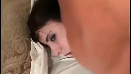 Çaresiz sürtük dersten sonra sınıf arkadaşını gırtlağına kadar alıyor ve sert sikiş için bacaklarını açıyor