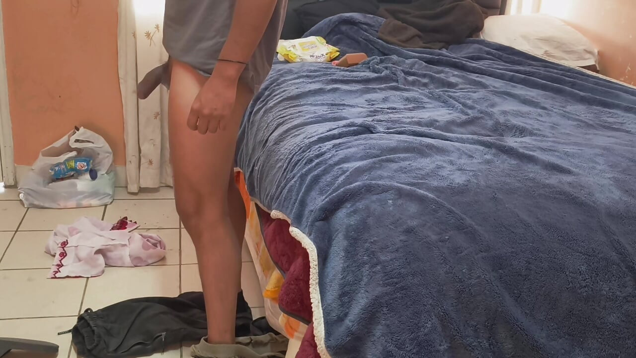 Bu olgun cholita bütün gün yarağımı emmek için evime geliyor