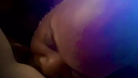 beyaz sürtük alır onu amcık yaladı ve emdi