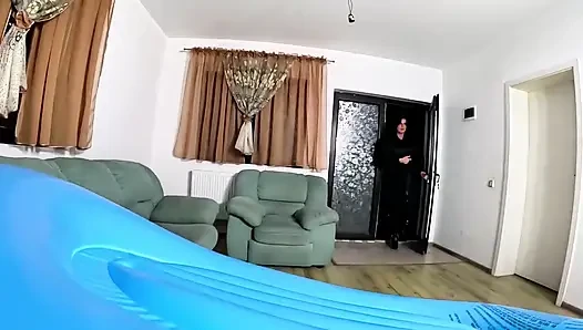 Deri içinde şişme aşağılama. Plaj topu patlatma, gırtlağına kadar alma, domaltma ve boşalma oyunu