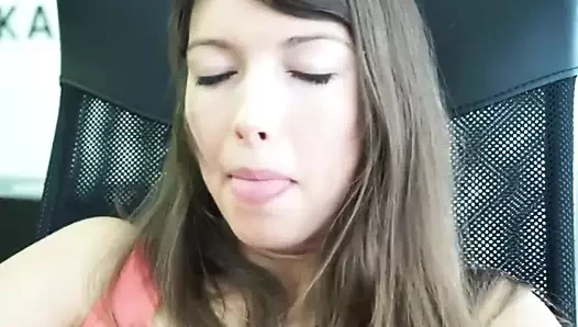 Küçük memeli ve götlü genç kız ofiste patronu tarafından sikiliyor