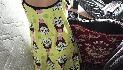 Üvey kız kardeşimi yarağımı emmek için bölüyorum. POV