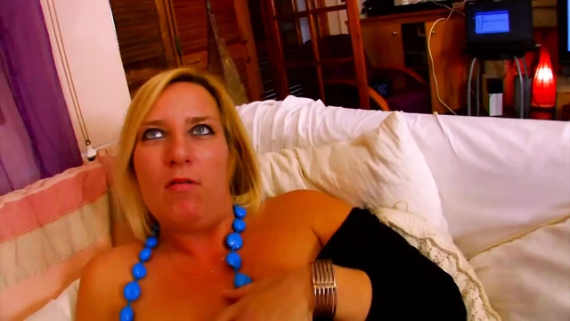Yaşlı kadınım porno izlerken sikiliyor