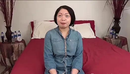 Taşan göğüslü muhtaç, peluş orta yaşlı seksi kadınlar açgözlüce yutuyor, baskın anatomi, ağır olarak kapris yapıyor