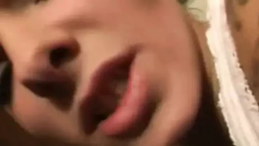 Hollandalı genç kız mutfağında sikiliyor